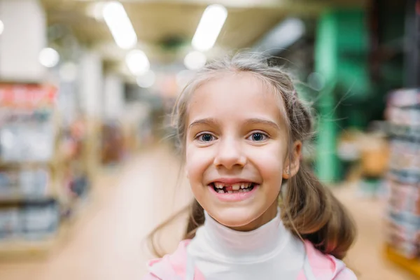 Glimlachend Little Meisje Zonder Tand Gelukkig Kind Dierenwinkel — Stockfoto