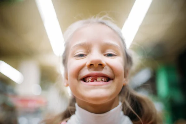 Uśmiechający Się Mały Dziewczyna Bez Zęba Szczęśliwe Dziecko Sklepie Zoologicznym — Zdjęcie stockowe