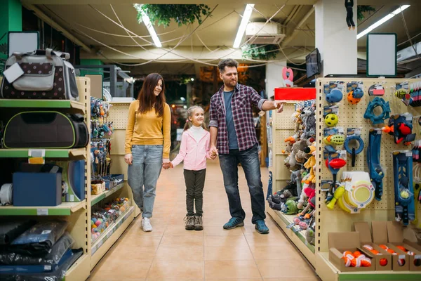 Família Feliz Comprar Suprimentos Para Filhote Cachorro Loja Animais — Fotografia de Stock