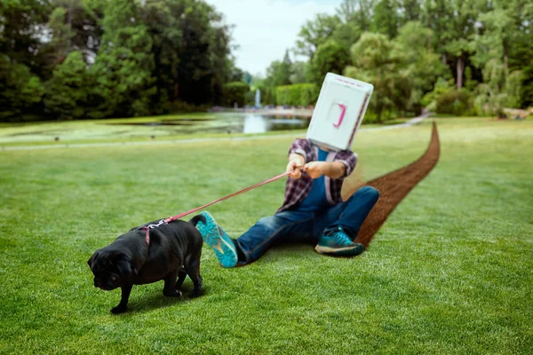 Hombre Con Portador Cabeza Tratando Detener Perro Pug Loco Parque —  Fotos de Stock