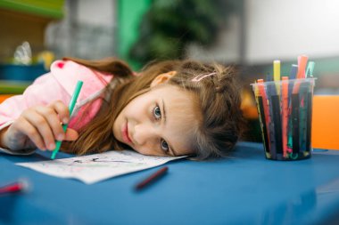 sevimli küçük kız oynatma alanında çizim sonra yorgun.
