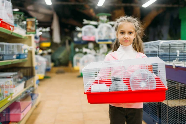 Szczęśliwa Dziewczynka Gospodarstwa Sklepie Zoologicznym Klatka Dla Chomika — Zdjęcie stockowe
