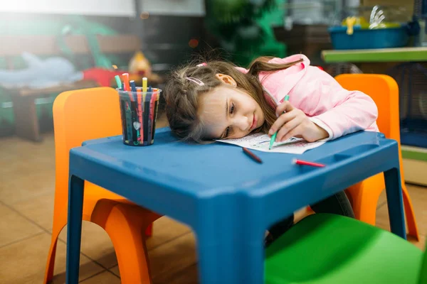 Linda Menina Dormindo Área Jogo Depois Desenhar — Fotografia de Stock