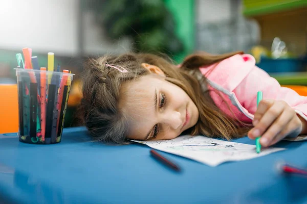 Linda Menina Dormindo Área Jogo Depois Desenhar — Fotografia de Stock