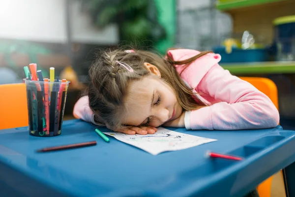 Χαριτωμένο Μικρό Κορίτσι Κοιμάται Στο Χώρο Παιχνιδιού Μετά Την Κατάρτιση — Φωτογραφία Αρχείου
