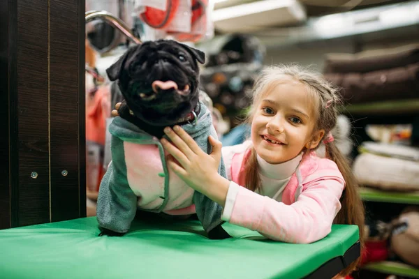 Meisje Proberen Kleding Voor Puppy Dierenwinkel — Stockfoto