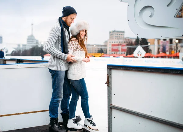 Liebespaar Bereitet Sich Auf Eisbahn Vor Aktive Winterfreizeit — Stockfoto