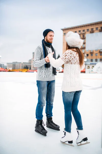 Glückliches Liebespaar Lernt Schlittschuhlaufen Auf Der Eisbahn Winterskating Unter Freiem — Stockfoto