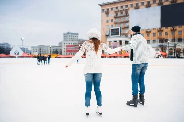 Glückliches Liebespaar Das Händchenhaltend Auf Der Eisbahn Schlittschuhlaufen Lernt Zurück — Stockfoto