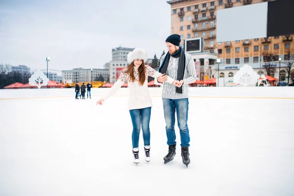 Glückliches Liebespaar Lernt Schlittschuhlaufen Auf Der Eisbahn Winterskating Unter Freiem — Stockfoto