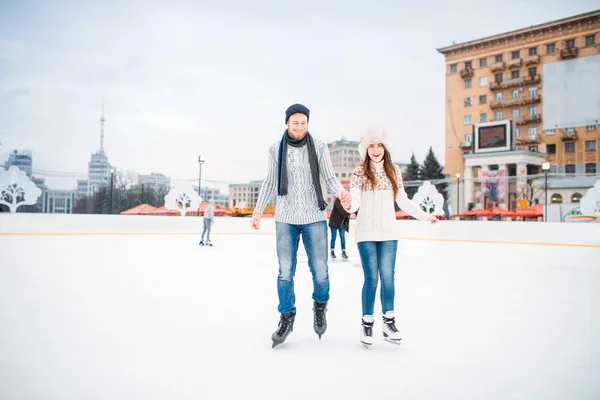 Glückliches Liebespaar Lernt Händchenhaltend Schlittschuhlaufen Auf Der Eisbahn Winterskating Unter — Stockfoto