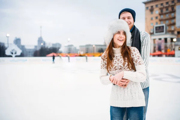 Glückliches Liebespaar Das Sich Auf Der Eisbahn Umarmt Winteraktive Freizeit — Stockfoto