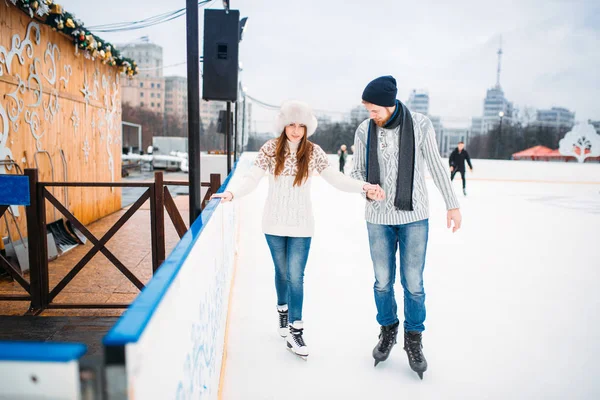 Glückliches Liebespaar Lernt Schlittschuhlaufen Auf Der Eisbahn Winterskating Unter Freiem — Stockfoto