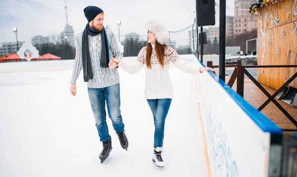 Glückliches Liebespaar Lernt Schlittschuhlaufen Auf Der Eisbahn Winterskating Unter Freiem — Stockfoto