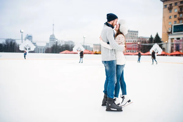 Mutlu Aşk Çift Üzerinde Buz Pateni Pisti Sarılma — Stok fotoğraf