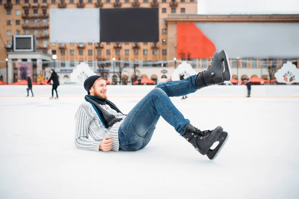 Young Man Schaatsen Ijs Ijsbaan Glimlachen — Stockfoto