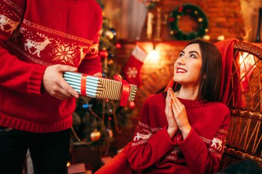 Noel tatili birlikte evde, kutluyor mutlu aşk çift koca karısına hediye vermek