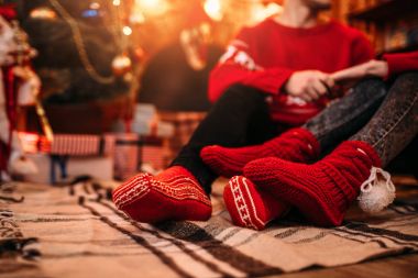 Kırmızı çoraplı Noel tatili birlikte, katta oturan çift tr