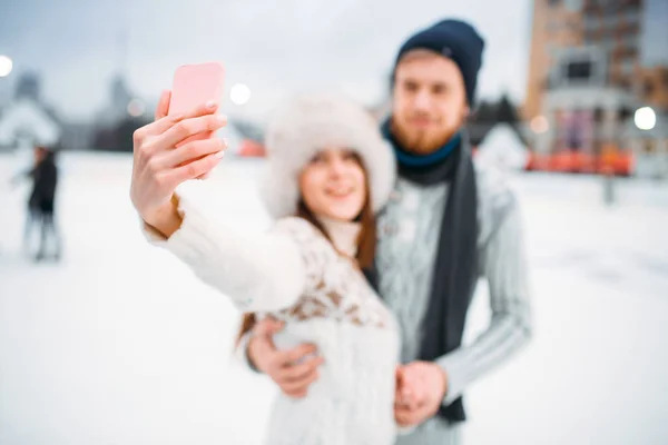Heureux Couple Amour Patiner Sur Patinoire Prendre Selfie — Photo
