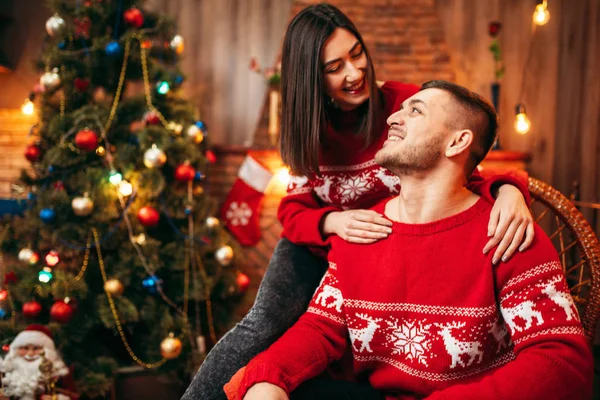 Счастливая Влюбленная Пара Празднует Рождество Вместе Дома — стоковое фото
