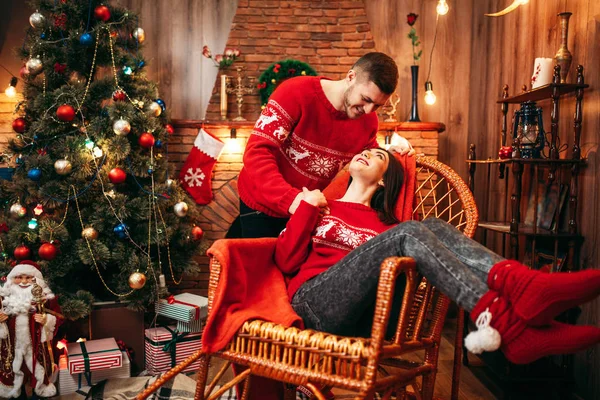 Счастливая Влюбленная Пара Празднует Рождество Вместе Дома — стоковое фото