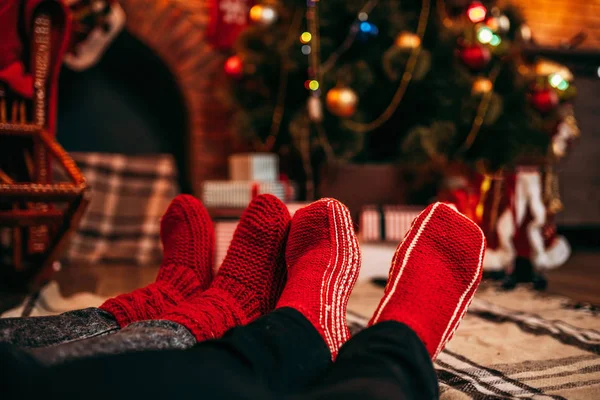 Férfi Női Lábak Piros Zoknit Karácsonyfa Díszítés Háttér — Stock Fotó