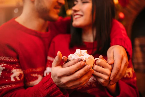 Love Couple Warm Hands Cup Coffee Marshmallows Romantic Xmas Celebration — Stock Photo, Image