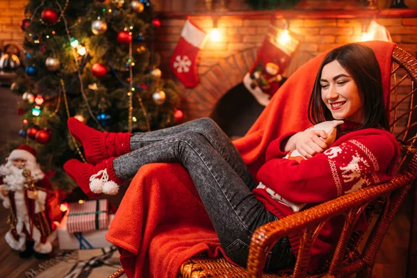 Jonge Vrouw Zit Stoel Buurt Van Open Haard Kerstboom Met — Stockfoto