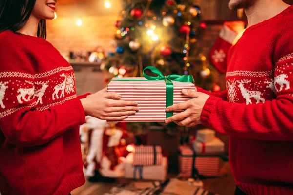 Gelukkig Liefde Paar Kerstvakantie Samen Vieren Thuis Man Cadeau Geven — Stockfoto