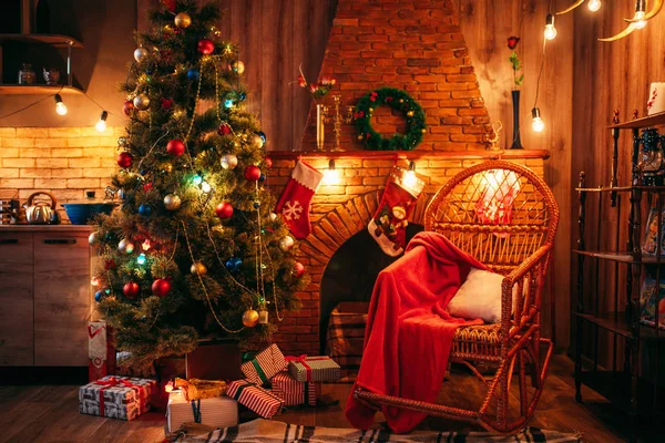 圣诞树在房间里配有节日装饰品 圣诞庆典 红袜子礼物 — 图库照片