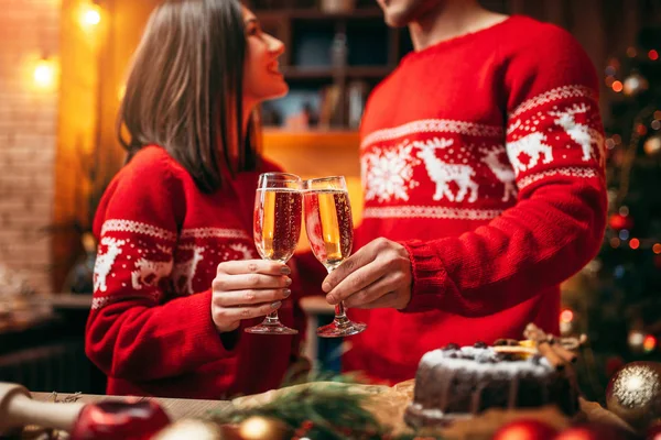 Влюбленная Пара Держащая Бокалы Шампанским Романтическое Празднование Рождества — стоковое фото