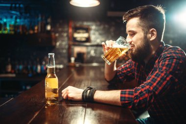 genç adam barda sayaç bar, bira içmek sakallı