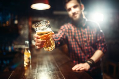 genç adam barda sayaç bar, bira içmek sakallı