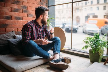 İçecek içme kahve evde oturan genç adam