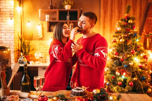 幸福的情侣 妻子用圣诞蛋糕 节日的食物喂养她的丈夫 圣诞节庆祝一起 — 图库照片