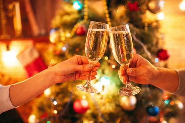 Liebespaar Hält Gläser Mit Champagner Romantische Weihnachtsfeier — Stockfoto