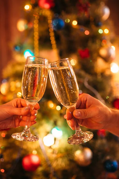 Liebespaar Hält Gläser Mit Champagner Romantische Weihnachtsfeier — Stockfoto