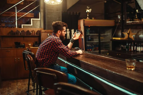 酒吧柜台 醉酒概念的年轻人与玻璃威士忌 — 图库照片