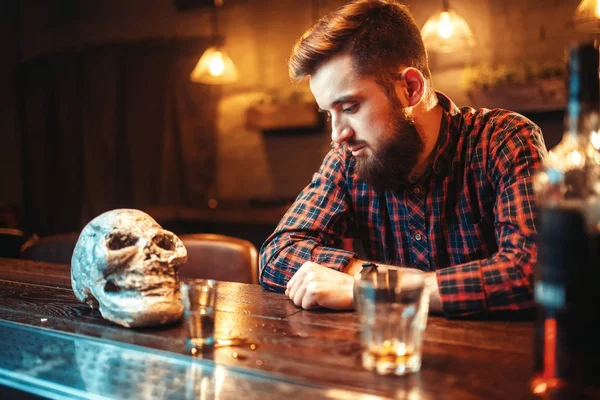 Sad Man Med Skalle Och Whisky Flaska Bar Counter Alkoholberoende — Stockfoto