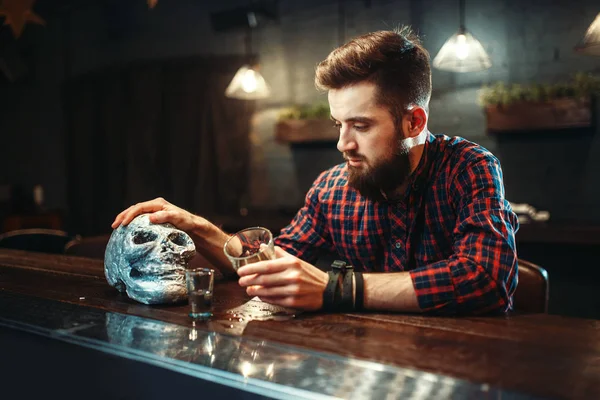 Uomo Triste Con Cranio Bottiglia Whisky Bancone Del Bar Dipendenza — Foto Stock
