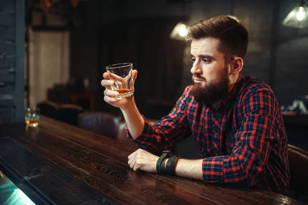 Ung Man Med Glas Whiskey Bar Counter Alkoholism Fylleri Koncept — Stockfoto