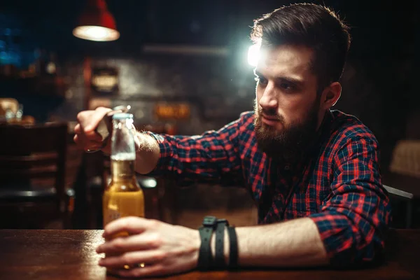 年轻人开瓶啤酒在酒吧柜台 醉酒概念 — 图库照片
