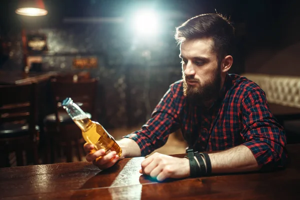 Jovem Com Garrafa Cerveja Balcão Bar Alcoolismo Conceito Embriaguez — Fotografia de Stock