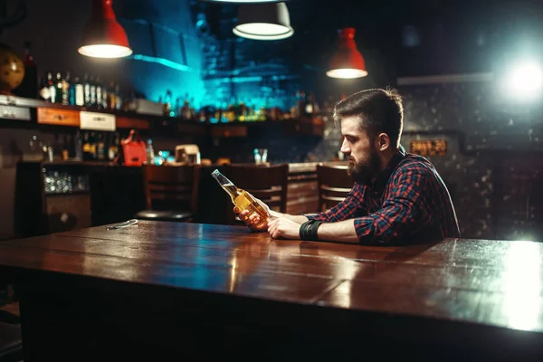 Jonge Man Met Fles Bier Bij Bar Teller Alcoholisme Dronkenschap — Stockfoto