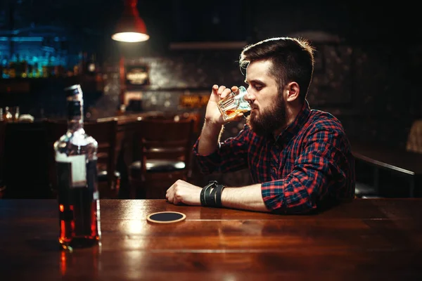 Jovem Com Garrafa Uísque Balcão Bar Alcoolismo Conceito Embriaguez — Fotografia de Stock