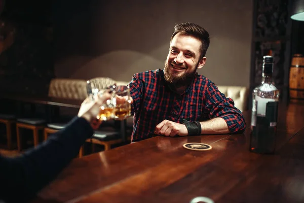 Iki Adam Bar Arkadaşlar Içki Alkol Sahip Eğlenceli Gözlük Tıklatması — Stok fotoğraf