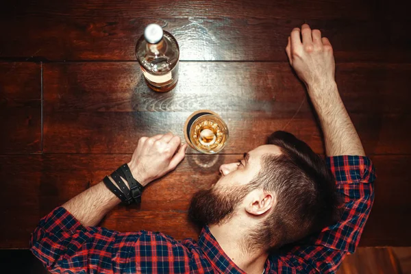 Ubriaco Che Dorme Bancone Del Bar Dipendenza Alcol Concetto Alcolismo — Foto Stock