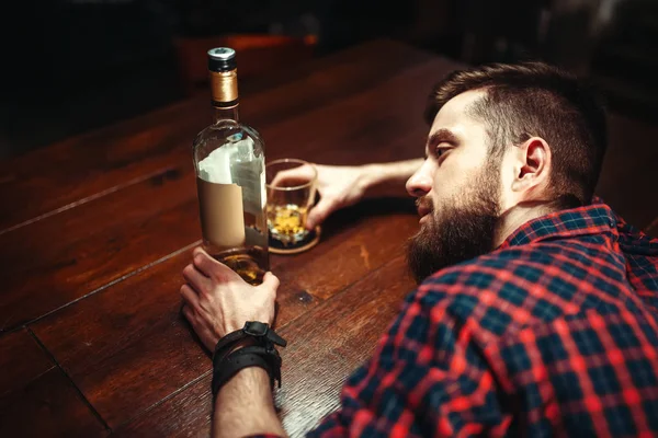 醉酒的人睡觉在酒吧柜台 酒精上瘾 酒精中毒概念 — 图库照片