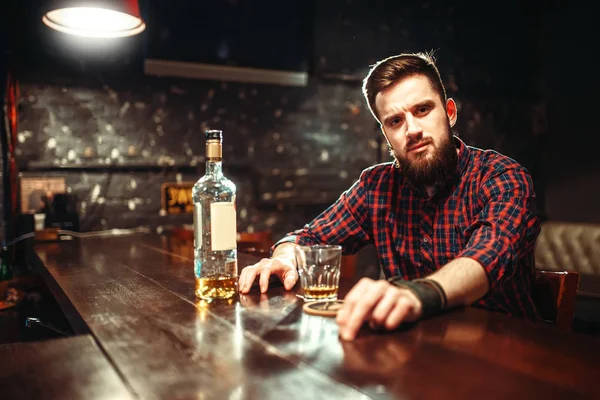 Ung Man Med Flaska Whisky Bar Counter Alkoholism Fylleri Koncept — Stockfoto