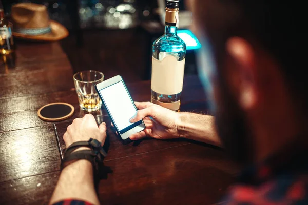 Homem Com Telefone Móvel Sentado Balcão Bar Bar Relaxamento Com — Fotografia de Stock